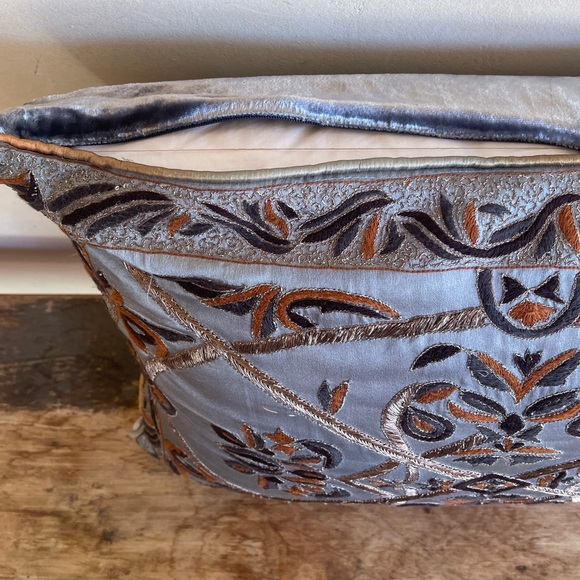 COURT OF VERSAILLES Set of Three Lt Teal Silk Embellished Embroidery Velvet Back - Picture 6 of 9